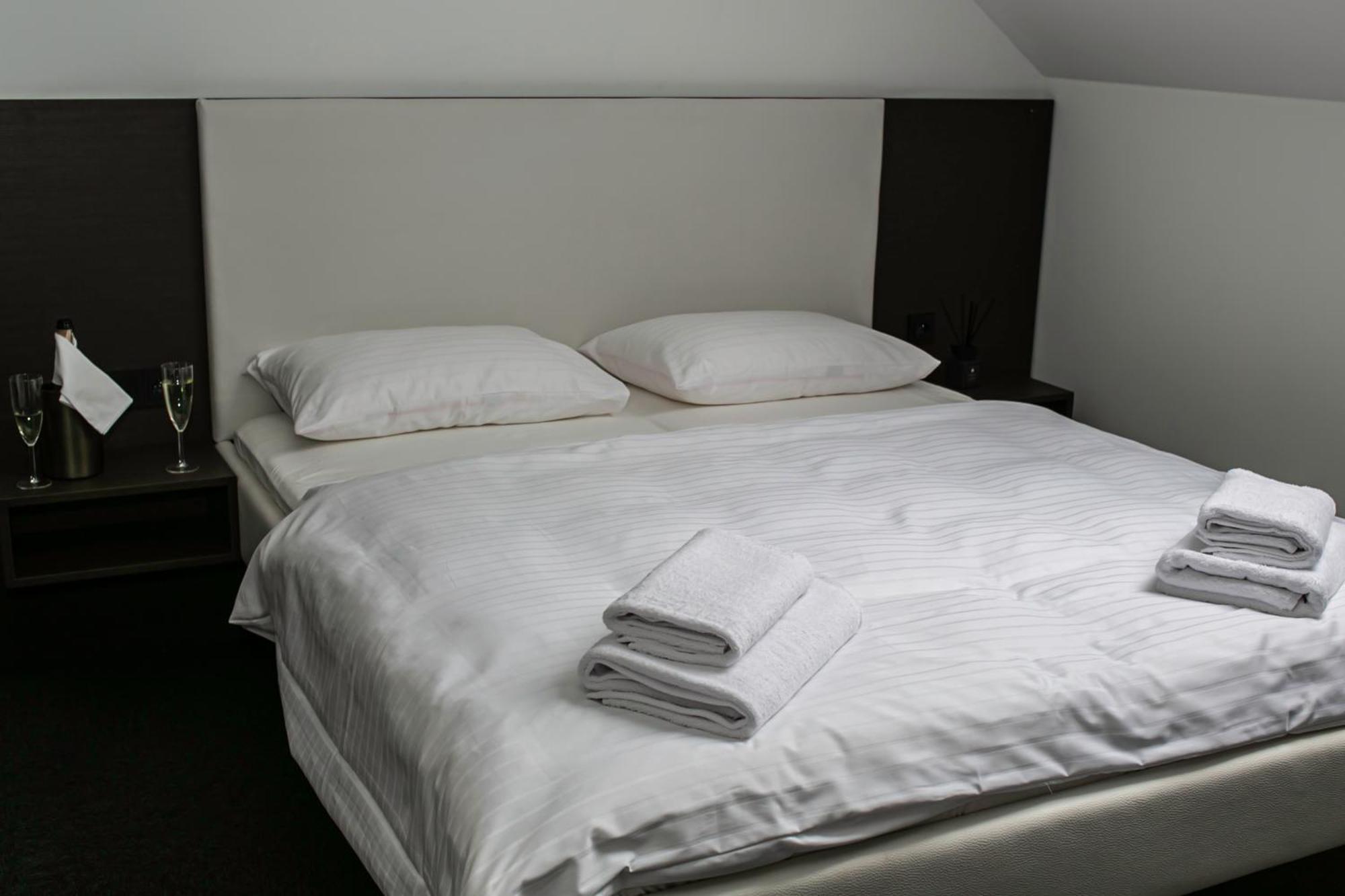 Golden Golem Hotel & Spa Prag Exteriör bild
